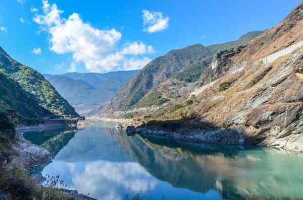 云南隔江相望的两个虎跳峡景区